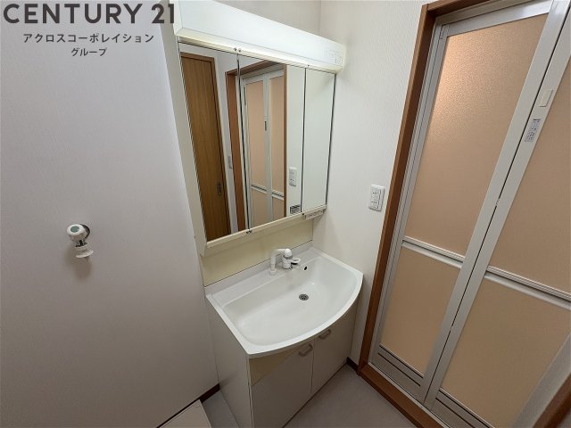 洗面設備　洗面所内に洗濯機置場有！