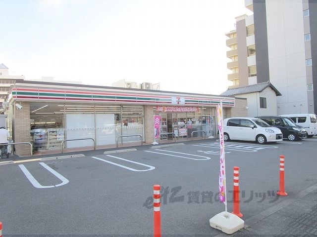 コンビニ　セブンイレブン亀岡駅前店（コンビニ）まで700m