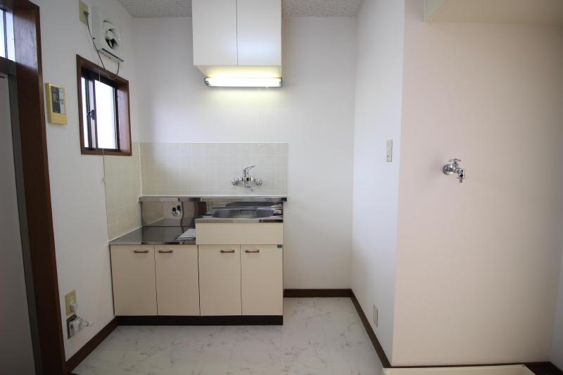 キッチン　１　キッチン上部にも収納があります。