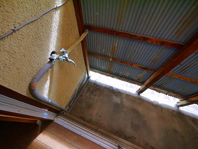 その他設備　バルコニーに洗濯機置き場がございます。