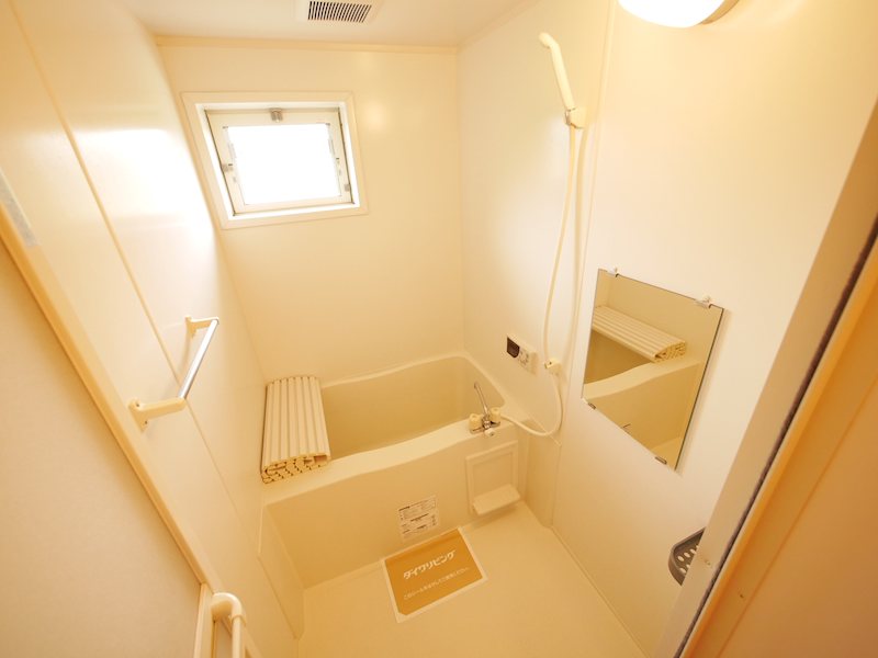 バス・シャワールーム　追焚き給湯、シャワー