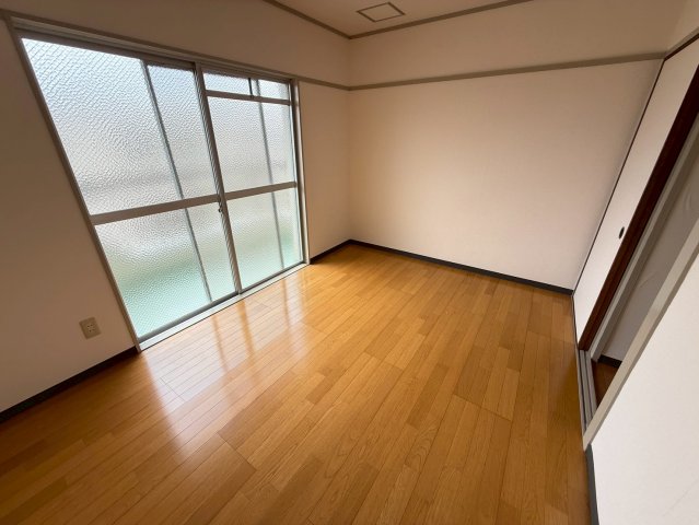 その他部屋・スペース　落ち着いた色調の寝室です