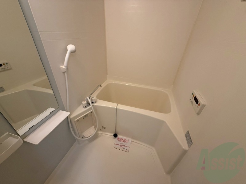 バス・シャワールーム　浴室は追い焚き機能、浴室乾燥機付きです。