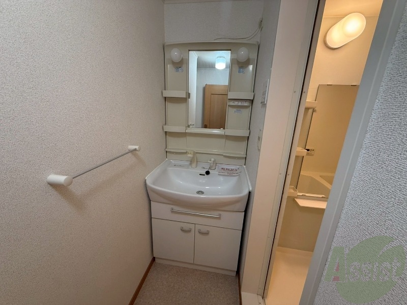 洗面設備　洗面台は独立洗面台です。毎日の身支度が楽しくなりそうですね。