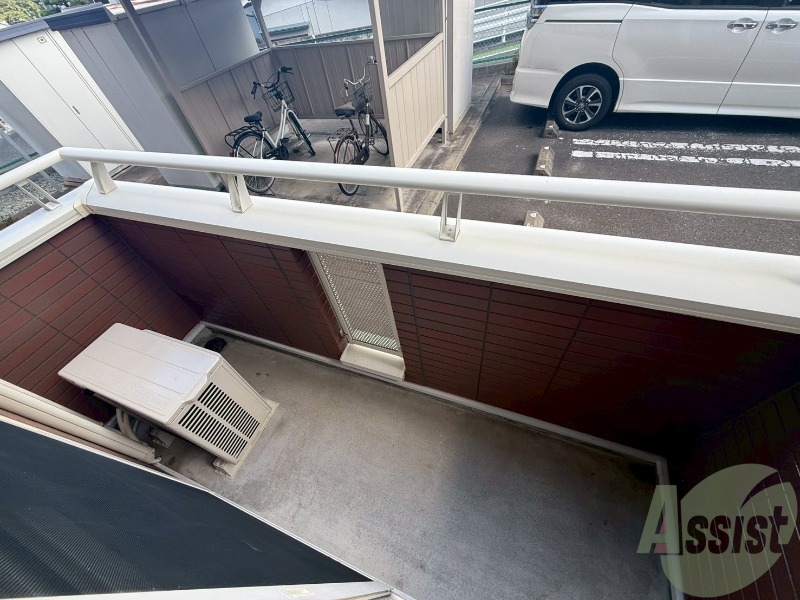 バルコニー　バルコニーはこちらです。長さも幅もちょうどいい広さですね。