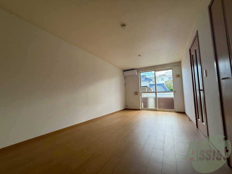 居室・リビング　洋室は１４．２帖です。広々していて家具の配置に困らなそうです