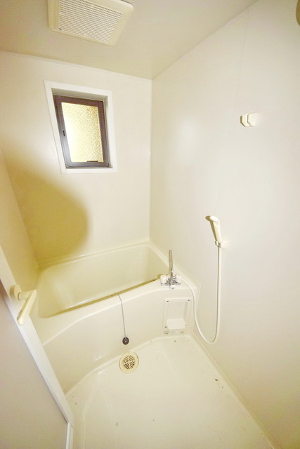 バス・シャワールーム　☆窓があるのがポイント高い☆