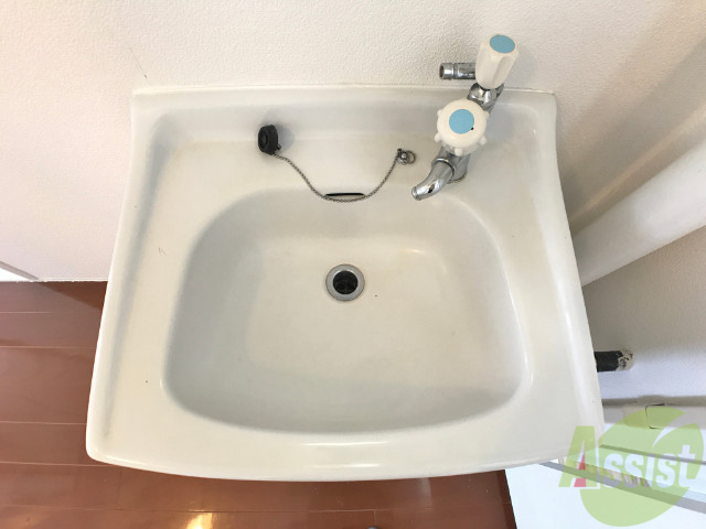 洗面設備　洗面台です。シンプルでお掃除がしやすそうですね。