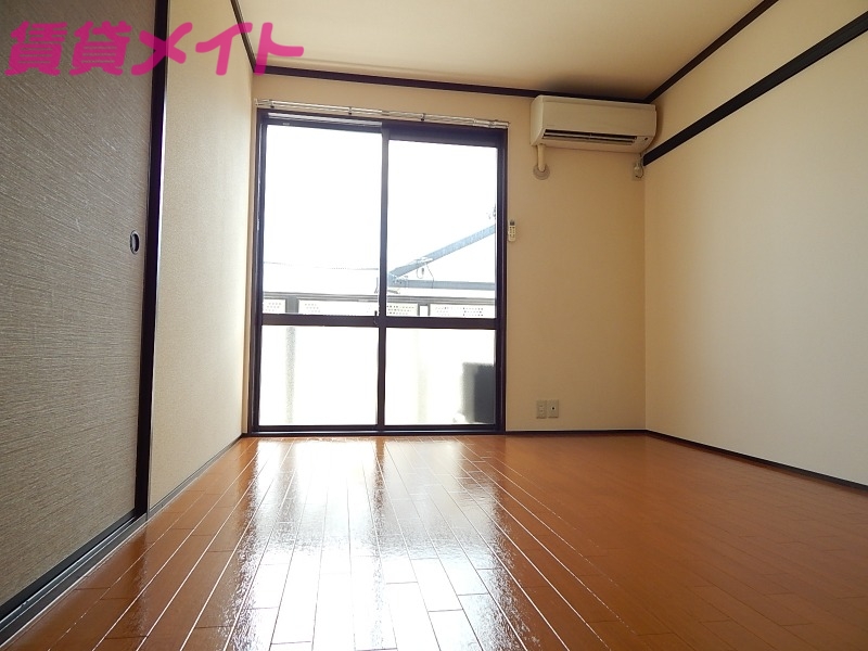 居室・リビング　同物件別室写真