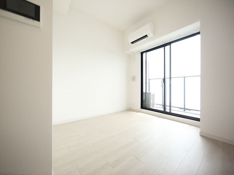 居室・リビング　洋室6.5帖　エアコン完備　クローゼット付　バルコニー