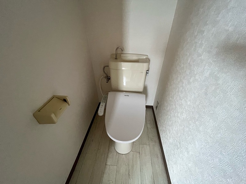 西武新宿線 航空公園駅 徒歩12分 3階建 築38年のトイレ写真