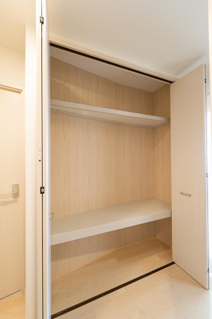 その他　床の色はダークブラウンです