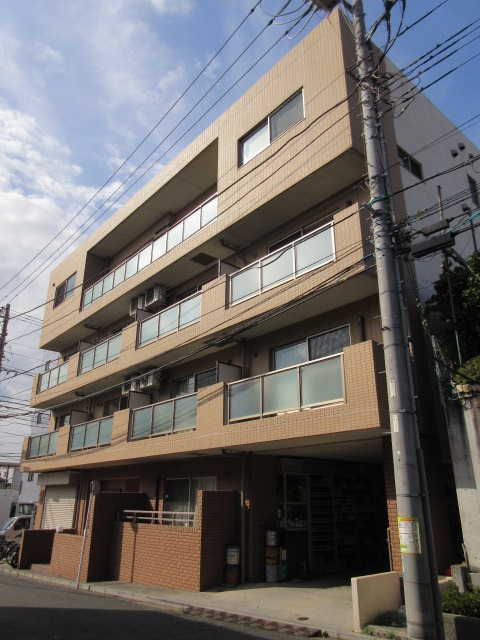 エントランス　安心の鉄筋コンクリート造　南西向き日当り良好