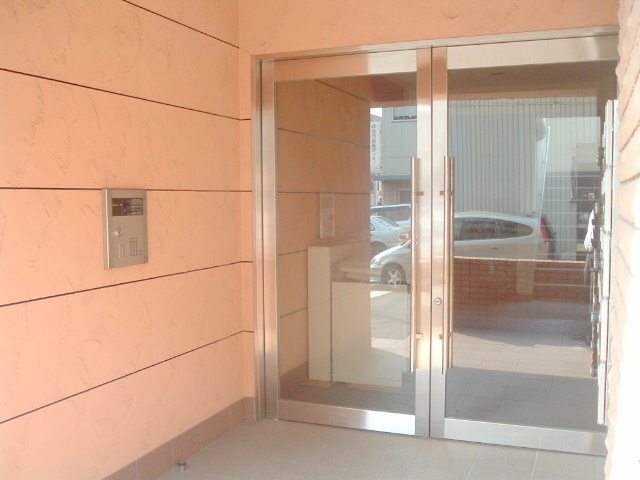 セキュリティ　オートロック付のエントランス