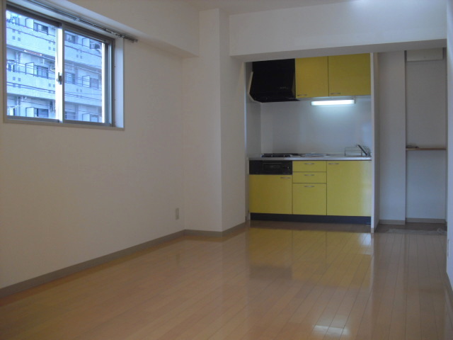 居室・リビング　側面に窓があり明るいダイニングゆったり９．２帖