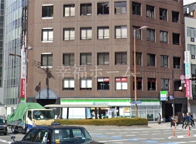 コンビニ　ファミリーマート谷町三丁目店（コンビニ）まで62m