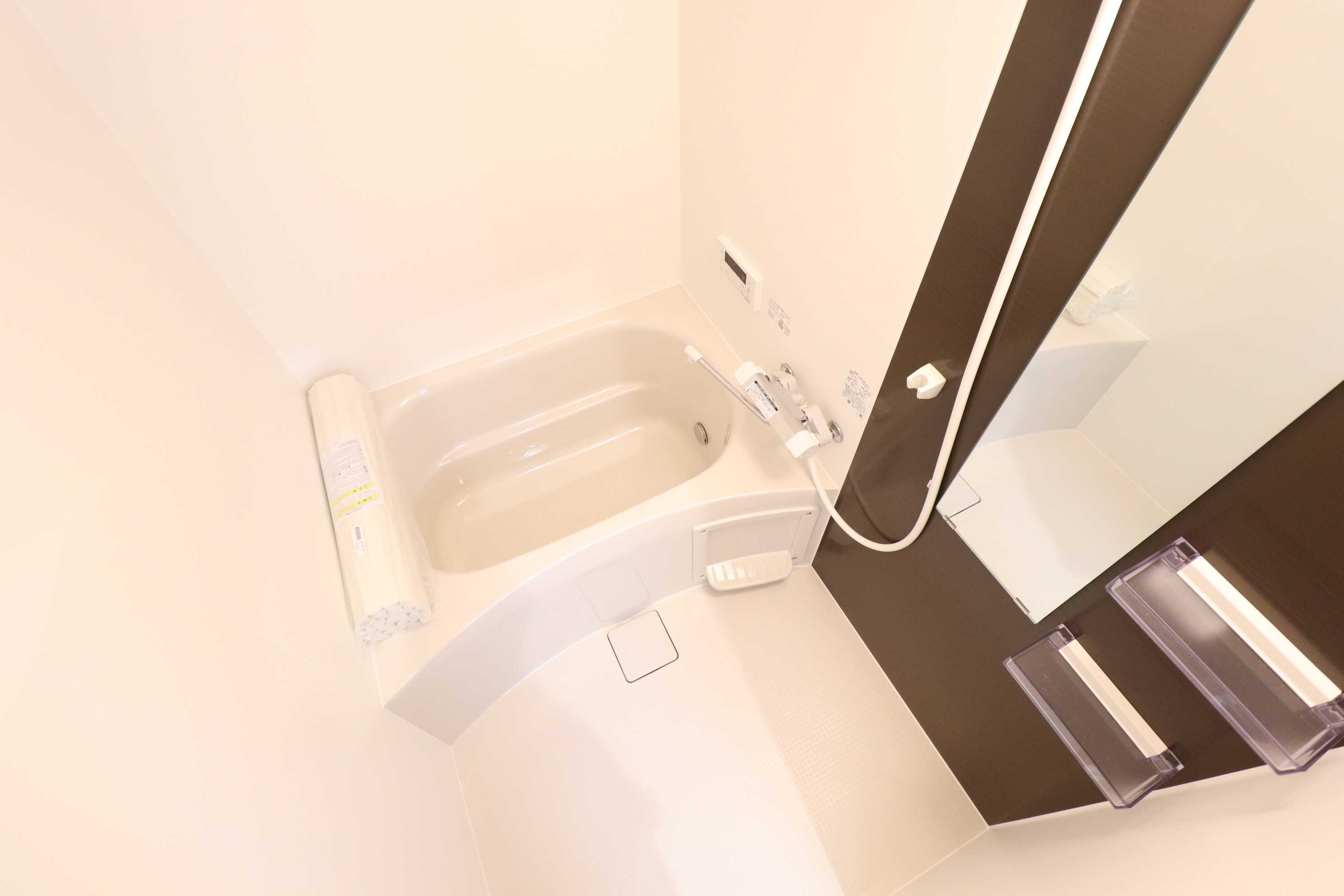 バス・シャワールーム　鏡付きのバスルーム♪