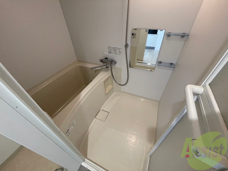 バス・シャワールーム　バスルームは狭すぎず、シャワーも浴びやすそうです。