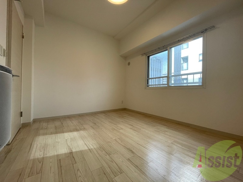 その他部屋・スペース　洋室を撮影しました。日射しがあり明るい印象。