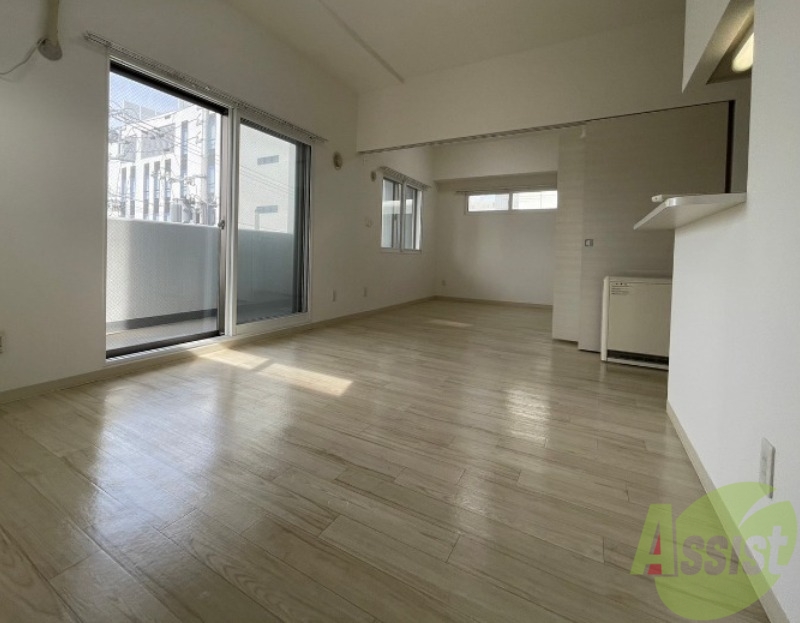 居室・リビング　白さが清潔感を出してくれます。お部屋も明るいですね。