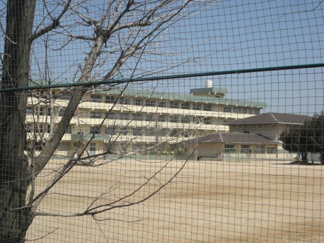 中学校　新居浜市立北中学校（中学校）まで758m