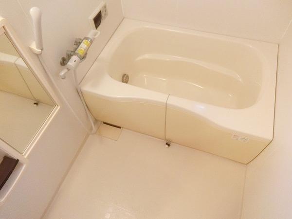 バス・シャワールーム　浴室乾燥機、追い焚き機能付きバス！