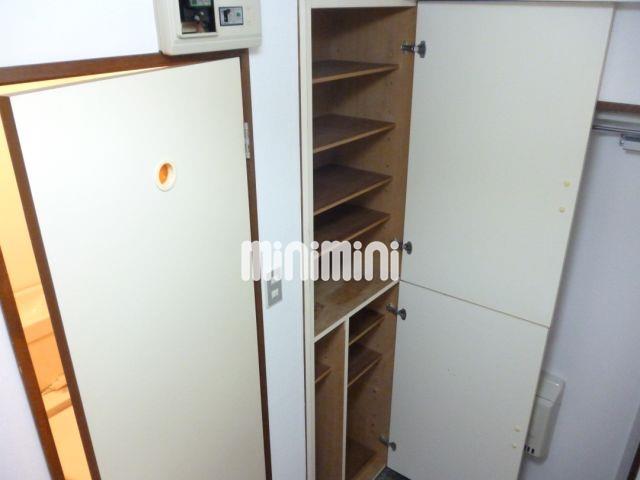 収納　本物件の下駄箱はいっぱい靴はいります。