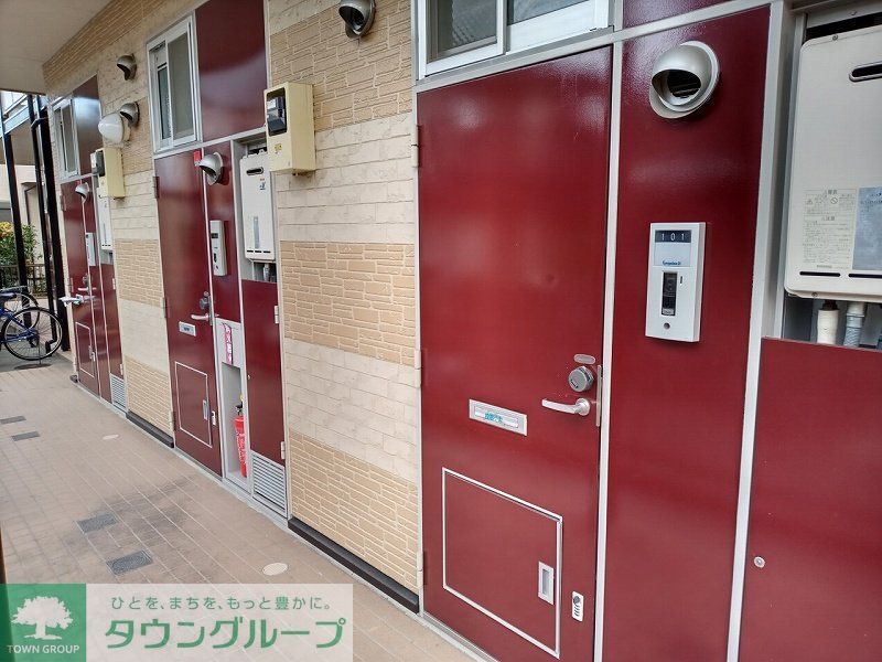 玄関　玄関に宅配ＢＯＸ付き