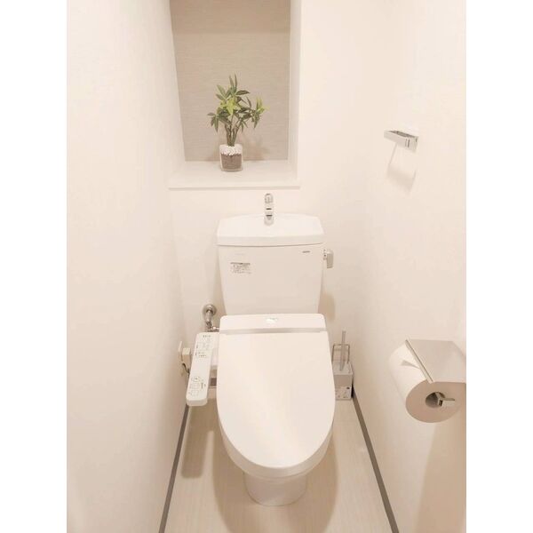 トイレ　落ち着いた色調のトイレです