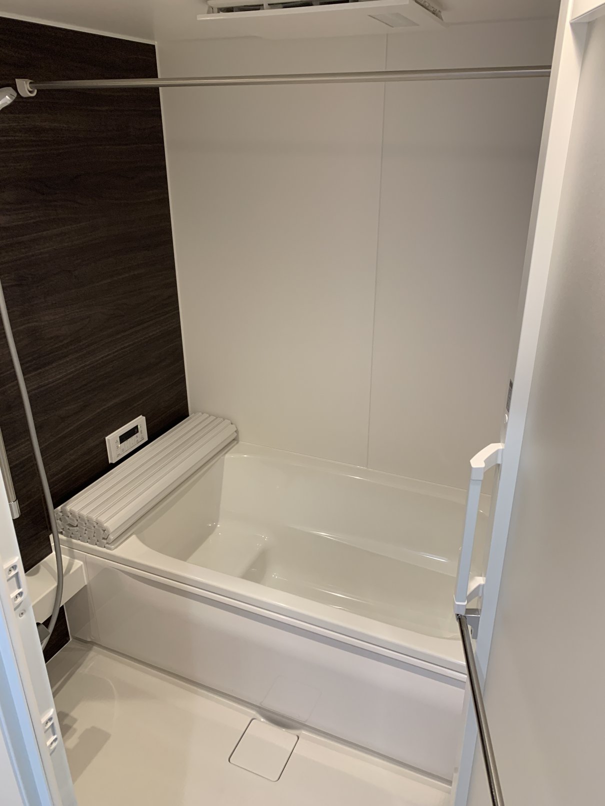 バス・シャワールーム　1坪タイプのお風呂で足をゆったり伸ばせます