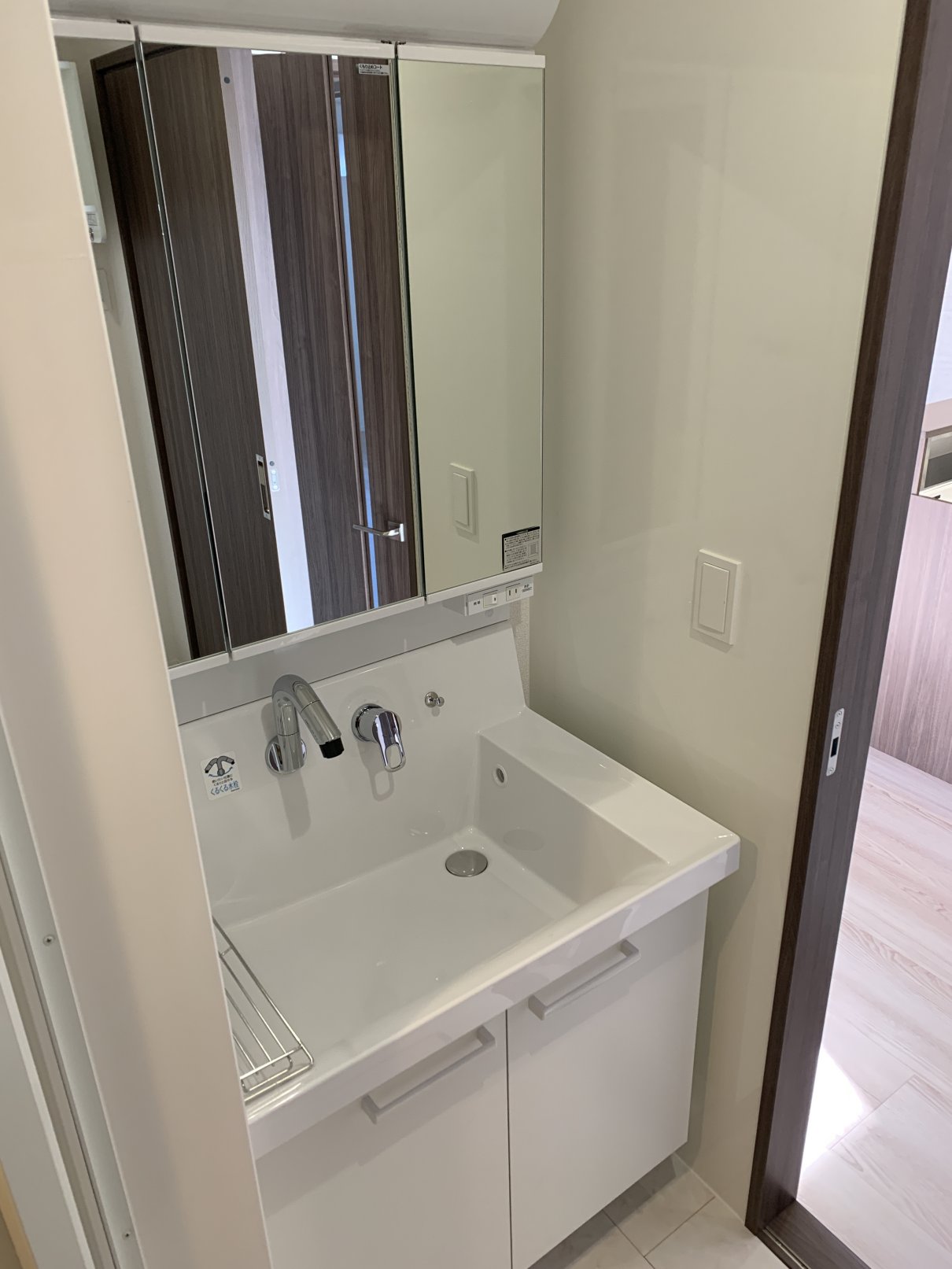 洗面設備　忙しい朝に嬉しい洗髪洗面化粧台付