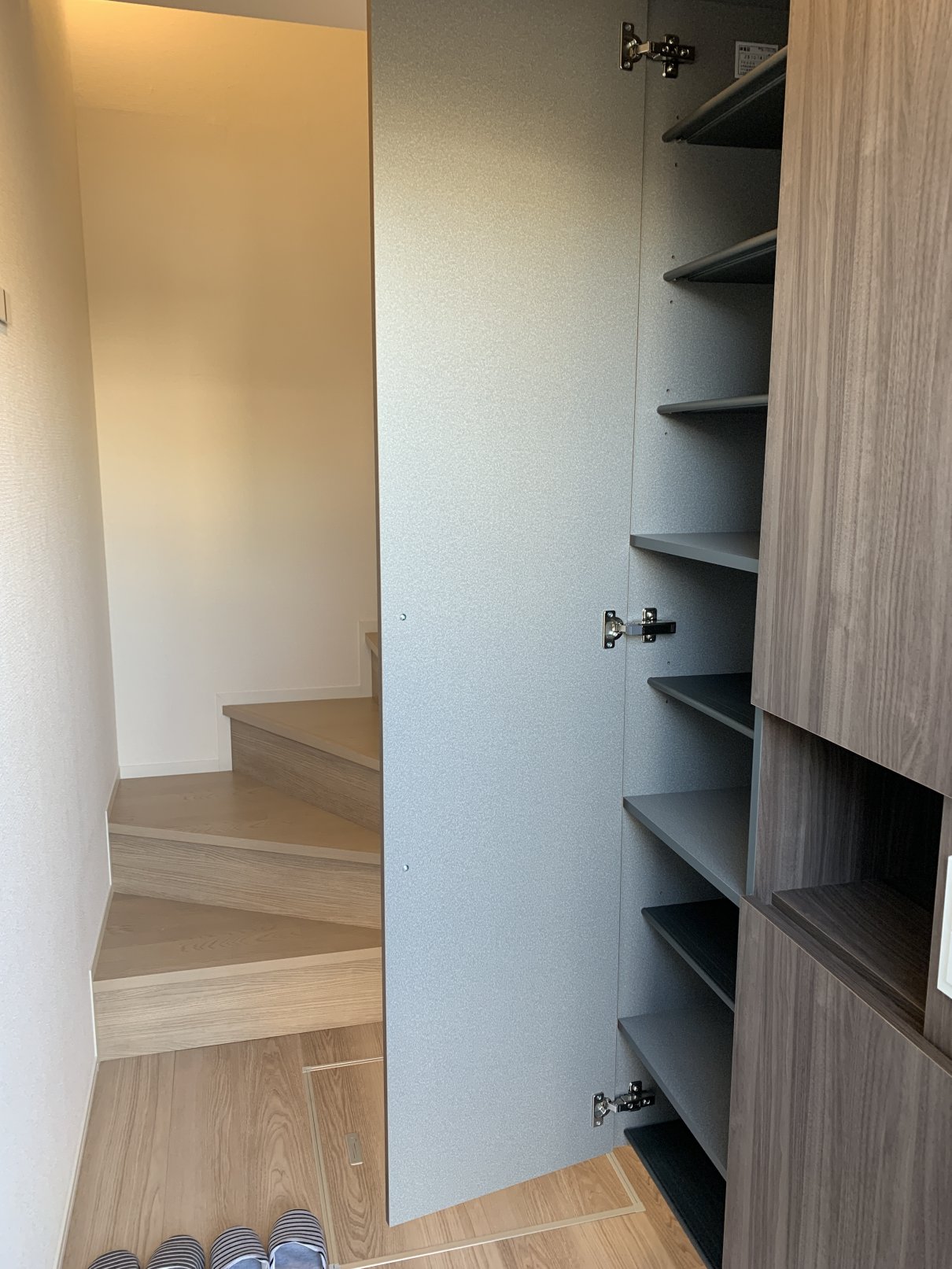 玄関　収納たっぷりの下駄箱付