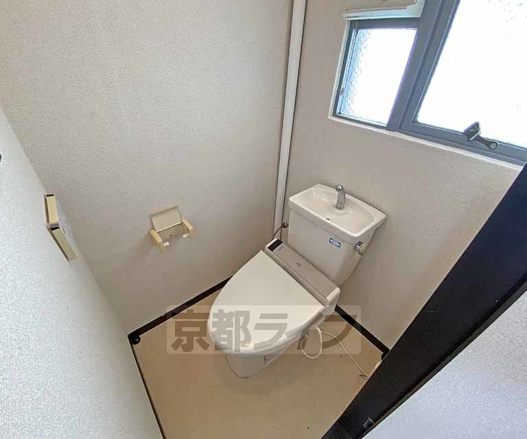 トイレ　洗浄機能付きトイレです。窓があり明るいです。