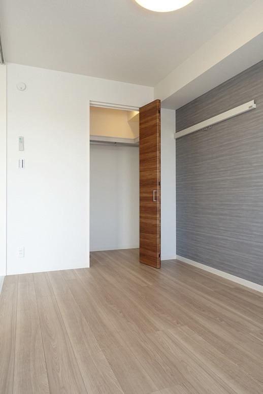 収納　洋室のウォークインクローゼットは収納力◎