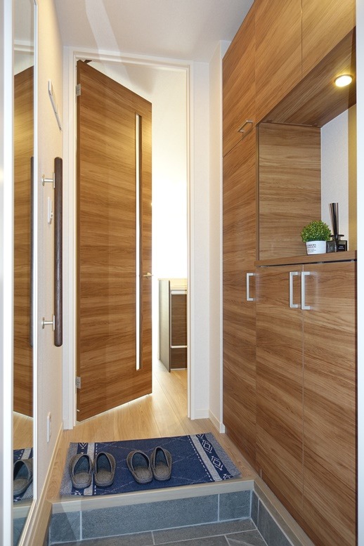 玄関　玄関には大きい鏡がありシューズボックスもたっぷり入る仕様！