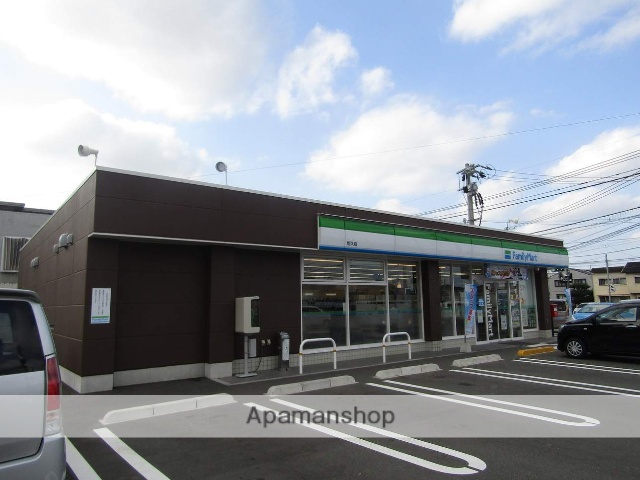 コンビニ　ファミリーマート（コンビニ）まで800m