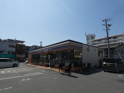 コンビニ　セブンイレブン 大阪北島3丁目店（コンビニ）まで592m