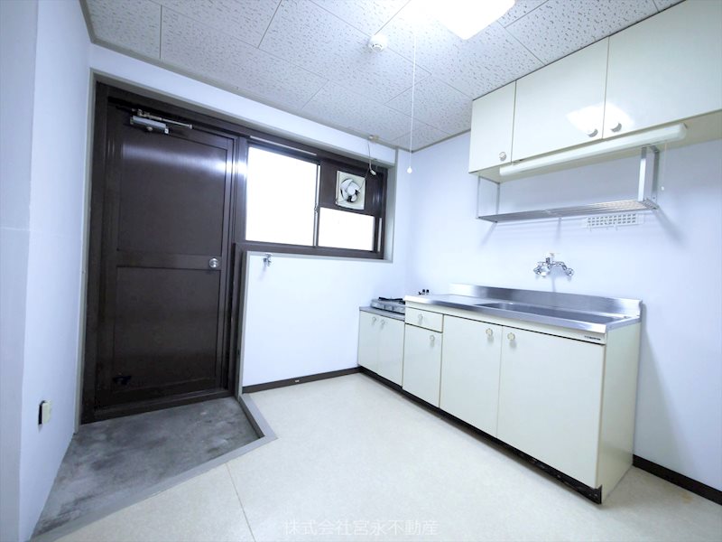 キッチン　キッチンに窓があり明るく、ベランダにつながる勝手口があり便利