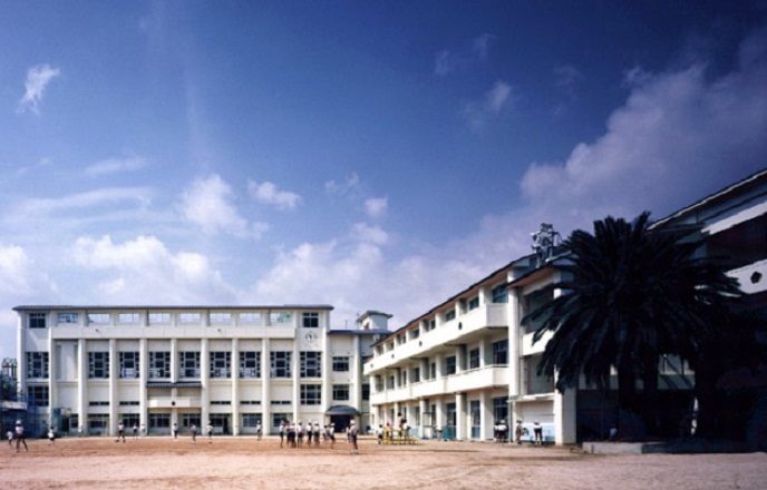 小学校　神戸市立真野小学校（小学校）まで484m