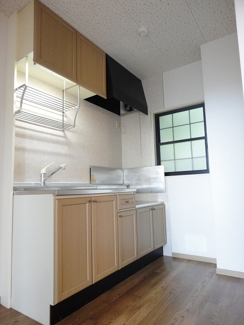 キッチン　広くて使いやすいキッチン、横窓がポイント