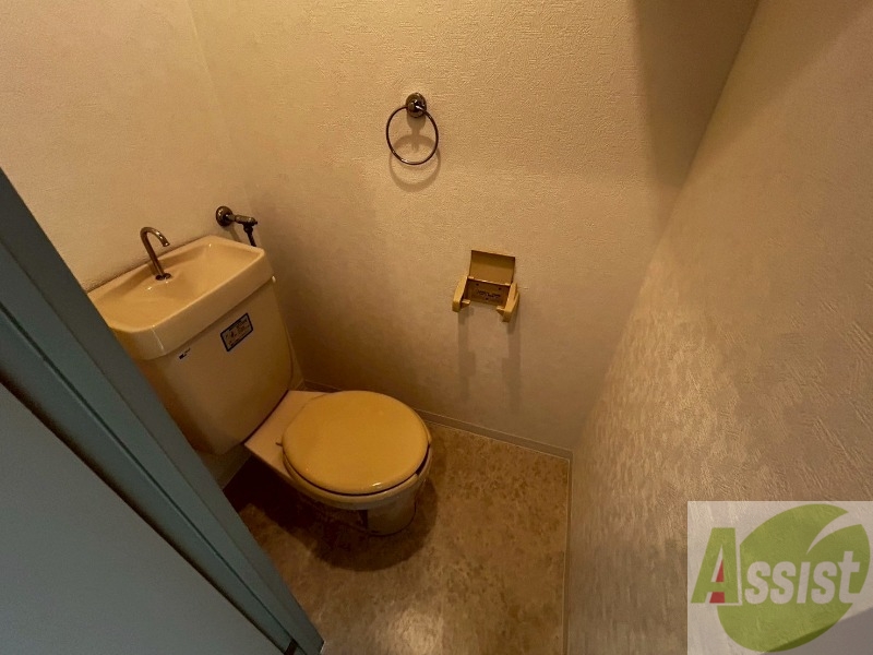 トイレ　トイレです。タオル掛けもついて便利ですね。