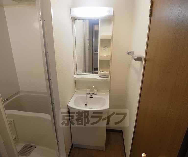 洗面設備　便利な独立洗面台です。