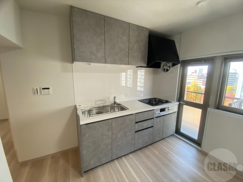 キッチン　収納スペース豊富・３口コンロのシステムキッチン