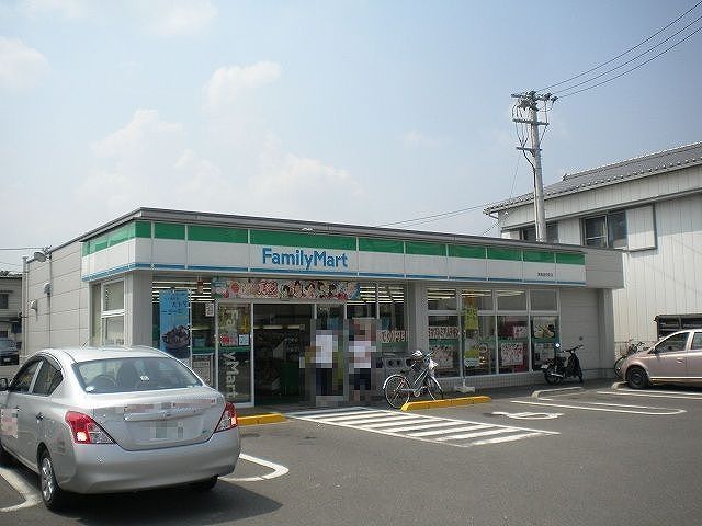 コンビニ　ファミリーマートさん（コンビニ）まで700m