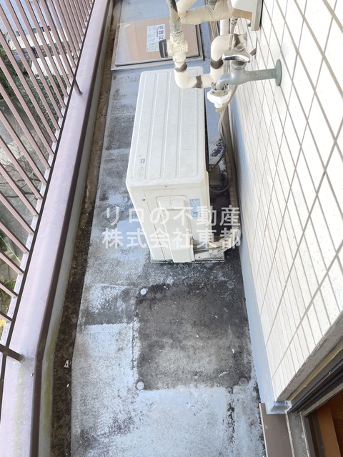 その他　洗濯機置場が室外にあるのでお部屋を広々お使いいただけます。