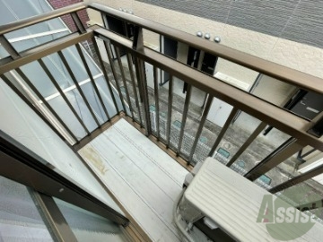 バルコニー　目の前はアパートですが、２階なので洗濯も干せそうですね。