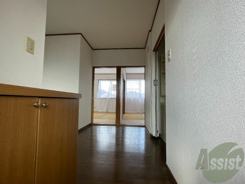 玄関　玄関から撮影しました。奥の部屋からの光が差し込んでいますね。