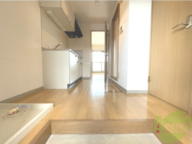 玄関　玄関から撮影しました。敷居が高くなくて安心ですね。