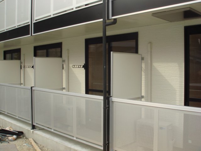 バルコニー　ベランダは深めの屋根付き。