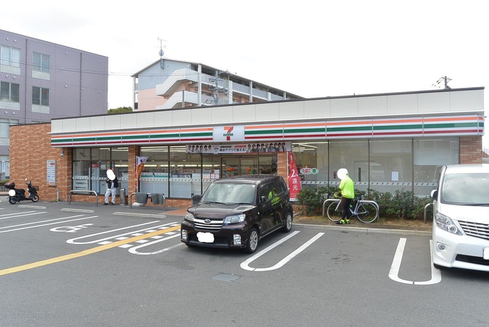 コンビニ　セブンイレブン摂津三島2丁目店（コンビニ）まで215m